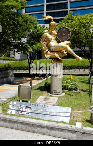 Statue und die Uhr zeigt die Zeit von Erdbeben von Kobe 1995, Higashi-Yuenchi Park, Kobe Japan Stockfoto