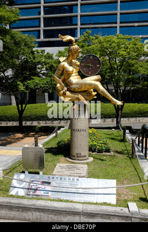 Statue und die Uhr zeigt die Zeit von Erdbeben von Kobe 1995, Higashi-Yuenchi Park, Kobe Japan Stockfoto