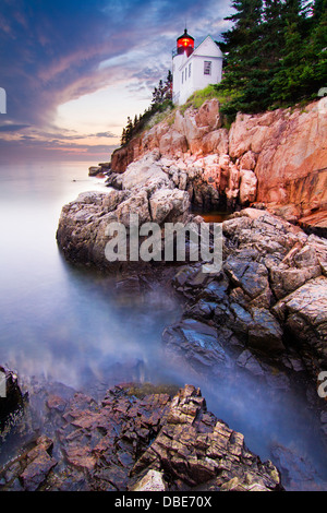 Spektakulärer Sonnenuntergang am Bass Harbor Head Lighthouse, Mount Desert Island Acadia National Park, Maine Stockfoto