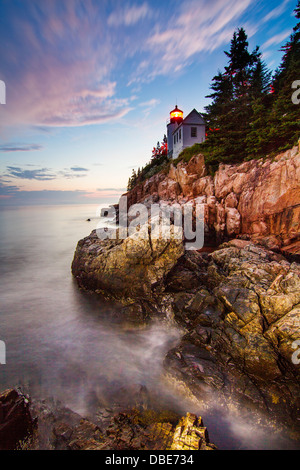 Spektakulärer Sonnenuntergang am Bass Harbor Head Lighthouse, Mount Desert Island Acadia National Park, Maine Stockfoto