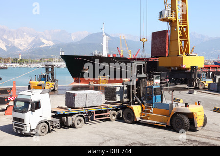 Gabelstapler und LKW im Hafen laden Cargo Schiff Stockfoto