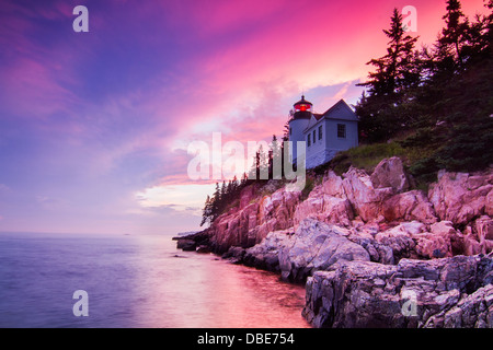 Spektakulärer Sonnenuntergang am Bass Harbor Head Lighthouse, Mount Desert Island Acadia National Park, Maine Stockfoto