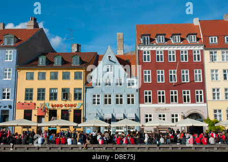 Dänemark. Kopenhagen. Indre durch. Nyhavn. Menschenmengen versammelten sich in den Cafés und Restaurants am Wasser entlang. Stockfoto