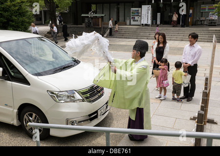 Neue Familienauto erhält einen Segen am Minatogawa-Schrein Kobe Japan Stockfoto