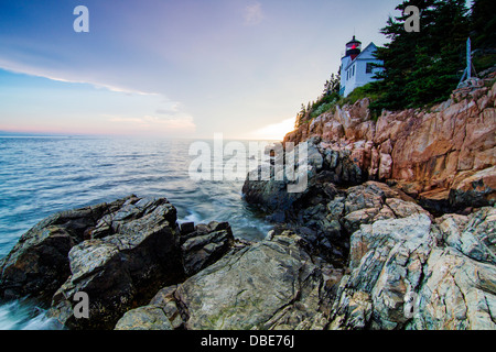 Spektakulärer Sonnenuntergang am Bass Harbor Head Lighthouse, Mount Desert Island Acadia National Park, Maine Stockfoto