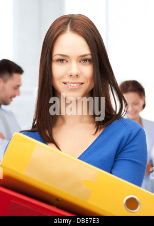 Frau mit Ordnern im Büro Stockfoto