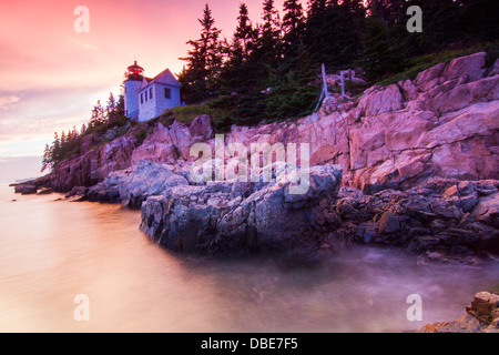 Spektakulärer Sonnenuntergang am Bass Harbor Head Lighthouse, Mount Desert Island Acadia National Park, Maine Stockfoto