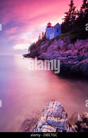 Spektakulärer Sonnenuntergang am Bass Harbor Head Lighthouse, Mount Desert Island Acadia National Park, Maine Stockfoto