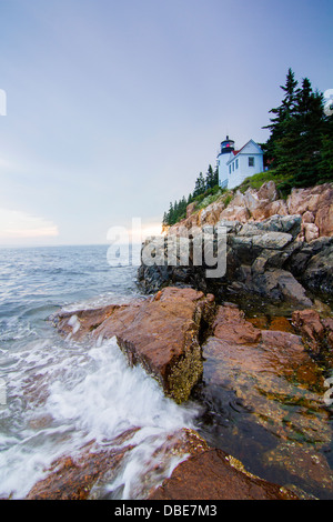 Spektakulärer Sonnenuntergang am Bass Harbor Head Lighthouse, Mount Desert Island Acadia National Park, Maine Stockfoto