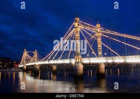 Albert Bridge und Themse in der Dämmerung / Dämmerung / Nacht Chelsea London England UK Stockfoto