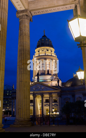 Deutscher Dom gesehen durch Säulen des Konzerthaus Gendarmenmarkt Mitte Berlin Deutschland Stockfoto