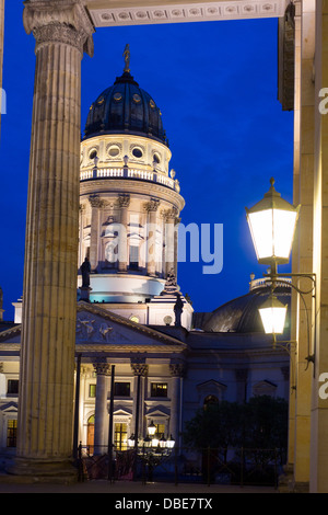 Deutscher Dom gesehen durch Säulen des Konzerthaus Gendarmenmarkt Mitte Berlin Deutschland Stockfoto