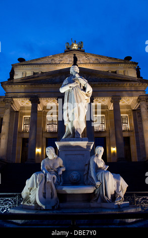 Schiller Denkmal und Konzerthaus in der Dämmerung / Dämmerung / Nacht Gendarmenmarkt Mitte Berlin Deutschland Stockfoto