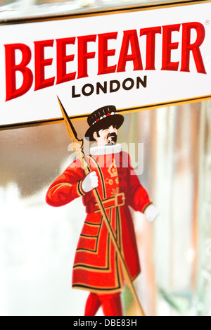 Beefeater Gin Bottle Label Yeoman Warder London | LONDON, Vereinigtes Königreich — Eine Nahaufnahme einer Beefeater Gin Flasche zeigt die Illustration eines Yeoman Warder, der Zeremonialwache, die allgemein als Beefeater bezeichnet wird. Dieser London Dry Gin wird seit 1863 in der Stadt destilliert und seine Markenbezeichnung bezieht sich auf die jahrhundertealte Rolle der Yeoman Warders, die den Tower of London bewacht. Die Marke gehört heute Pernod Ricard. Stockfoto