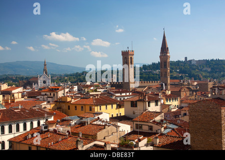 Florenz-Skyline vom Campanile des Doms mit Santa Croce Kirche, Bargello und Badia Fiorentina erhebt sich am Horizont der Toskana Italien Stockfoto