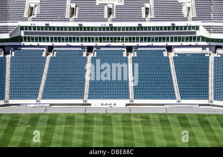 Football Stadium Empty Seating Philadelphia // USA - ein leeres Profi-Fußballstadion bietet ein unberührtes Spielfeld mit sorgfältig gepflegtem Gras und markanten Torpfosten mit charakteristischen Querbalken. Die freien Sitzplätze im Stadion ragen im Hintergrund hervor und schaffen eine Atmosphäre der Vorfreude auf das Brüllen der Menge und die Spannung des Spieltages. Stockfoto