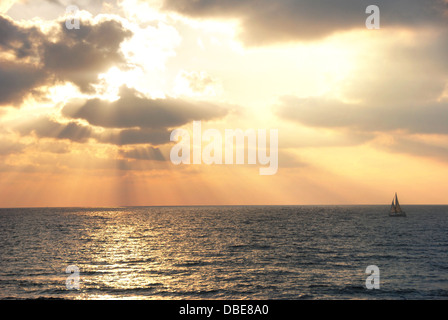 Ein Segelboot segelt am Mittelmeer in Tel Aviv Yafo, colorful, Israel während der goldenen Sonnenuntergang Stockfoto