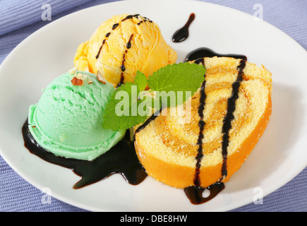 Biskuitrolle Kuchen mit Eis und Schokosauce Stockfoto
