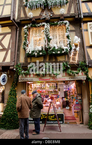 Frankreich, Elsass, Colmar. Weihnachts-Dekorationen auf typischen historischen Fachwerk-Metzgerei. Stockfoto