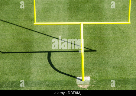 Footballstadion Goal Post Leere Sitzplätze Vereinigte Staaten // VEREINIGTE STAATEN - ein leeres Profi-Fußballstadion zeigt sein unberührtes Spielfeld mit sorgfältig gepflegtem Gras und markanten Torpfosten mit ihren markanten Querbalken. Die freien Sitzplätze im Stadion ragen im Hintergrund hervor und schaffen eine Atmosphäre der Vorfreude auf das Brüllen der Menge und die Spannung des Spieltages. Stockfoto