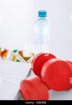 Waagen, Hanteln, Wasserflasche, Maßband Stockfoto