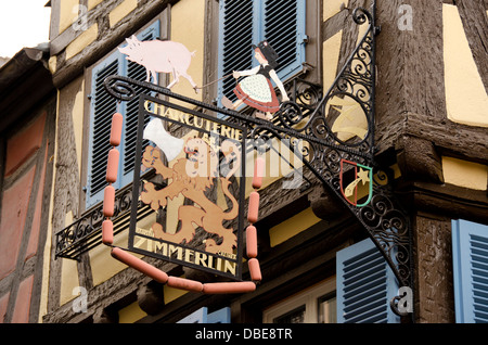 Frankreich, Elsass, Colmar. Traditionelle Shop schmiedeeiserne Metzgerei Zeichen hängen. Stockfoto