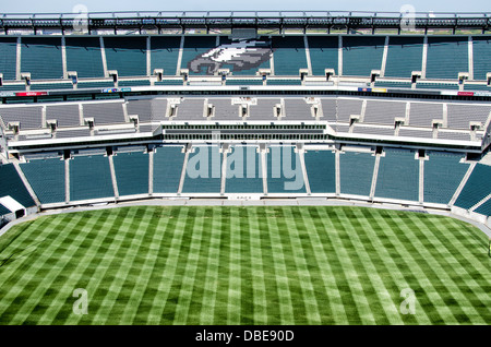Philadelphia // UNITED STATES - ein leeres Profi-Fußballstadion zeigt sein unberührtes Spielfeld mit sorgfältig gepflegtem Gras und markanten Torpfosten mit markanten Querbalken. Die freien Sitzplätze im Stadion ragen im Hintergrund hervor und schaffen eine Atmosphäre der Vorfreude auf das Brüllen der Menge und die Spannung des Spieltages. Stockfoto