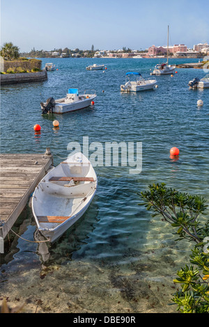 Sportboote vor Anker an den Ufern des Hamilton Harbour mit der Stadt von Hamilton, Bermuda in der Ferne. Stockfoto