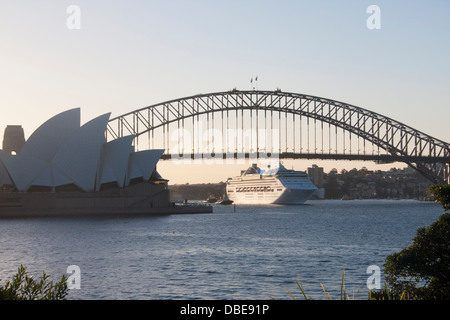 Kreuzfahrtschiff verlassen Sydney Harbour vorbei an Oper und Harbour Bridge Sydeny New South Wales NSW Australia Stockfoto