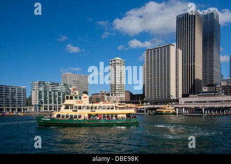 "Alexander" Circular Quay mit CBD Skyline hinter Sydney Cove Sydney New South Wales NSW Australia verlassen der Fähre Stockfoto