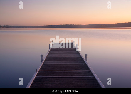 Anlegestelle in Warners Bay bei Sonnenuntergang Lake Macquarie NSW New South Wales Australien Stockfoto