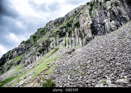 SNOWDONIA NATIONAL PARK, Wales - die zerklüftete Landschaft der Berge im Norden des Snowdonia National Park, Wales, entlang der wunderschönen EINE 4086 Straße. Stockfoto