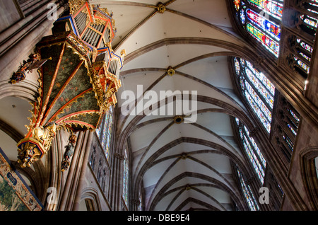 Frankreich, Elsass, Straßburg. Innere des Straßburger Münsters, ca. 1176. Antike Teppiche auf dem Display und Orgel. UNESCO. Stockfoto