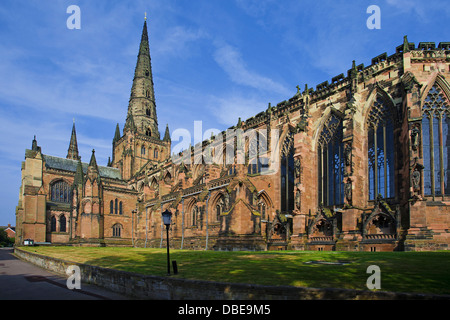 Außenseite der Lichfield Kathedrale, Lichfileld, Staffordshire, England, Vereinigtes Königreich Stockfoto