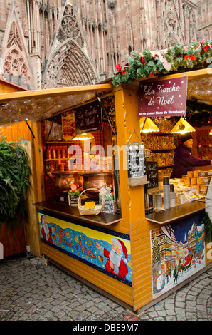 Frankreich, Elsass, Straßburg, Grand Island. Weihnachtsmarkt vor Wahrzeichen gotische Straßburger Münster, ca. 1176. UNESCO. Stockfoto