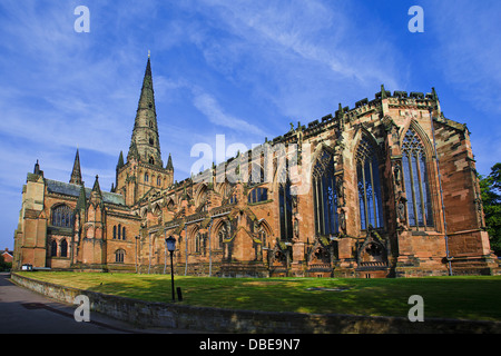 Außenseite der Lichfield Kathedrale, Lichfileld, Staffordshire, England, Vereinigtes Königreich Stockfoto