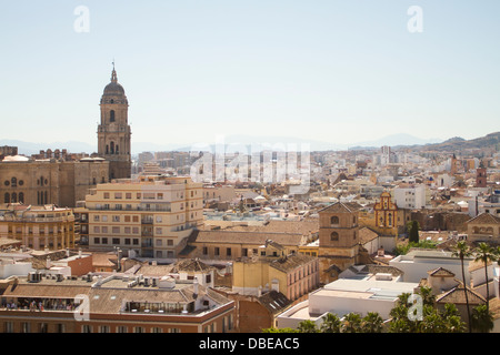 Panoramablick von Alcazaba nach La Encarnación einzelartigen bekannt als La Manquita in Málaga Stadt, Andalusien, Spanien. Stockfoto