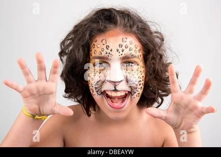 Schöne junge Mädchen mit bemaltem Gesicht, Katze Leopard Stockfoto