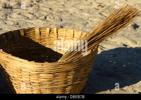 enger vernetzten handgemachte Bambuskorb auf sand Stockfoto