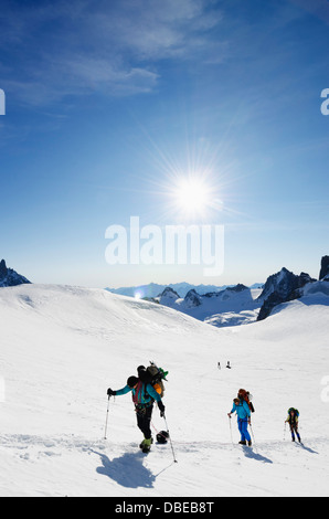 Europa, Frankreich, Französische Alpen, Haute-Savoie, Chamonix, Kletterer im Vallée Blanche Stockfoto