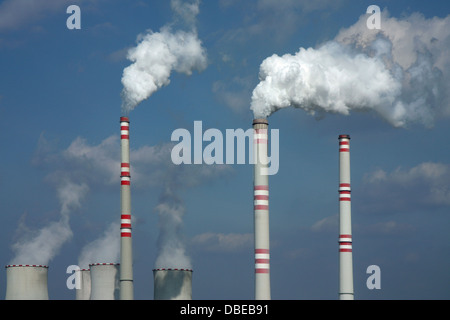 verschmutzte Rauch aus Kohle-Kraftwerk in Europa Stockfoto