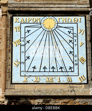 Ely Cathedral, Sonnenuhr am südlichen Querschiff Wand, griechische Inschrift "Zeit wissen", Cambridgeshire England UK Sonnenuhren Stockfoto