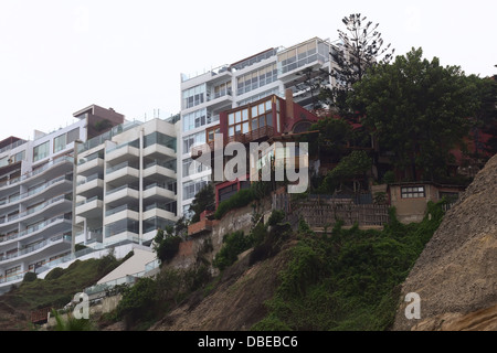 Alte und neue Wohnhäuser an der Steilküste der Bezirk Barranco in Lima, Peru. Stockfoto