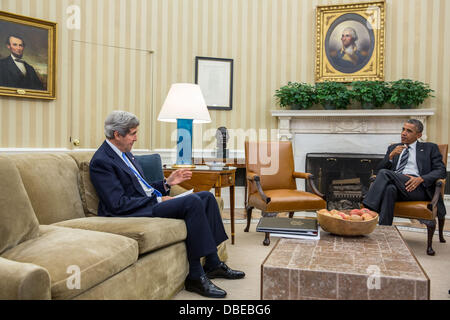 US-Präsident Barack Obama trifft sich mit Außenminister John Kerry im Oval Office, 29. Juli 2013 in Washington, DC. Stockfoto