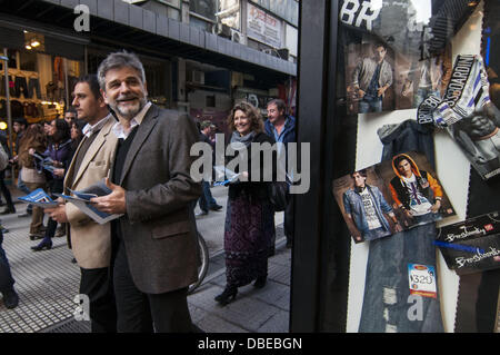 Buenos Aires, Buenos Aires, Argentinien. 29. Juli 2013. Juan Cabandie und Daniel Filmus, laufen für den Kongress in der bevorstehenden Vorwahlen Kampagne in der Innenstadt von Buenos Aires. Bildnachweis: Patricio Murphy/ZUMAPRESS.com/Alamy Live-Nachrichten Stockfoto