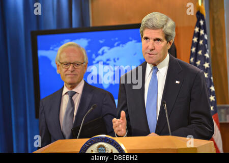 US-Außenminister John Kerry gibt bekannt, dass Botschafter Martin Indyk als Sonderbeauftragter für die israelisch-palästinensischen Verhandlungen auf das Department of State 29. Juli 2013 dienen wird. in Washington, DC. Stockfoto