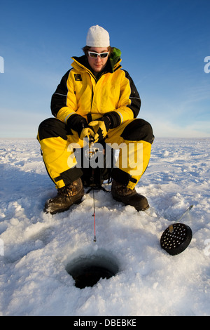 Fischer, genießen einen Tag auf dem Eis Stockfoto