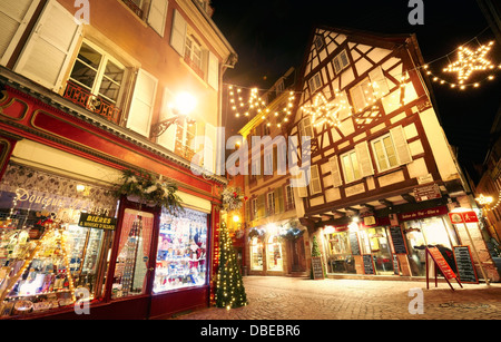 Typische Fachwerk Häuser Witn Weihnachtsbeleuchtung in der Innenstadt bei Nacht. Colmar. Weinstraße. Haut-Rhin. Das Elsass. Frankreich Stockfoto