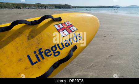 Rettungsschwimmer RNLI Logo Zeichen auf Surfbrett im Whitesands Bay Pembrokeshire West Wales UK Stockfoto