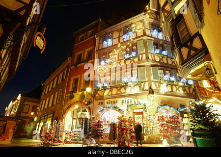 Lichter Weihnachtsdekoration im Zentrum Stadt bei Nacht. Colmar. Weinstraße. Haut-Rhin. Das Elsass. Frankreich Stockfoto